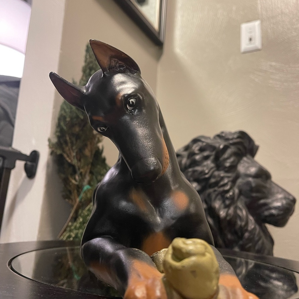 Doberman statue Approx 17”Lx5.5”Wx7.5”H resin plastic-like. - Picture 4 of 7